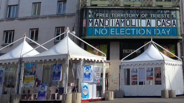 La sede di Trieste Libera, in piazza della Borsa 7 a Trieste, con le insegne NO ELECTION DAY. Trieste Libera non partecipa alle elezioni e non sostiene liste o candidati.
