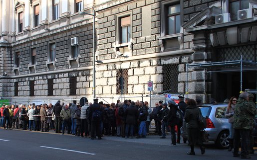 I ricorrenti in fila per accedere all'aula d'assise del tribunale di Trieste. Tra cittadini, residente ed imprese di Trieste e di altri Stati sono oltre 500.